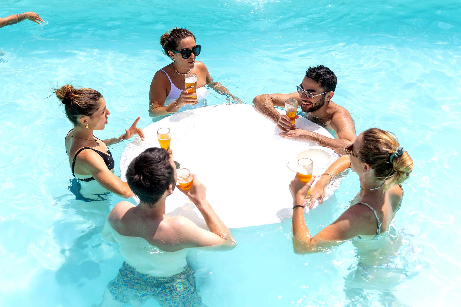 Groupe qui se détend dans la piscine de Formentera